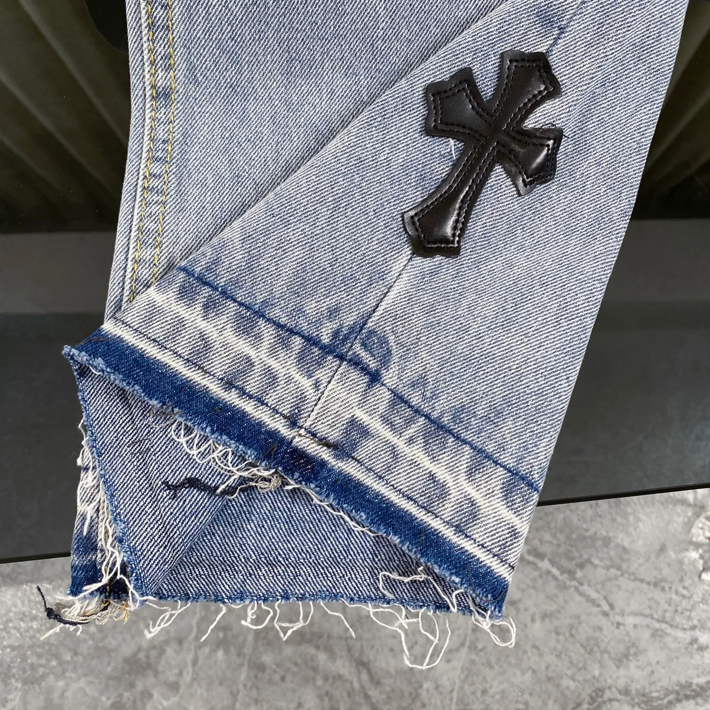 P230 chrome hearts Mattyboy same style black cross patch leather frayed jeans vi Top heavy industry fashionable design] Consistent high street luxury style creation. Speaking of this style, the Zangyin family and GU family are definitely the leading representative brands. Especially the Zangyin family has really achieved a state-of-the-art effect in creating high street style. The unique washed material is used to create this style. The color system is quite eye-catching. After it is decorated with patchwork cross flowers, it cleverly highlights the charm of the brand. Secondly, this style uses classic The classic high-waist cutting design highlights the long legs and fashionable temperament of the upper body. The brand is highly recognizable and the slim fit configuration is more suitable for daily wear. It is a product that interprets personality, fashion, and specifications at a glance. This single product is enough to make any fan excited. It can be a white T-shirt for youthful preppy style, or a tight suspender for lady style. It has strong matching ability and can be easily controlled by men.  [Materials and craftsmanship] Needless to say, this point goes without saying. As an excellent craftsman brand, Zangyin’s requirements for details and craftsmanship are really perfect. The washed color of this model has gone through so many processes, not to mention the embellishment of denim appliques. It is also purely hand-made and sewn. Just like what they believe in, only hand-made things have soul and have the meaning of wear. A top-notch heavy-duty fashionable denim item, I look forward to your perfect interpretation! !  Size:28-36